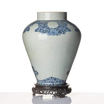 A Japanese blue and white porcelain urn, Genroku, Edo (1603-1868).