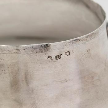 Carl Johan Tegelsten, A pair of Neo-Rococo silver champagne coolers/ vases, maker's mark of Carl Johan Tegelsten, Saint Petersburg 1849.