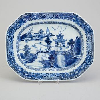 A blue and white serving dish, Qing dynasty, Qianlong (1736-95).