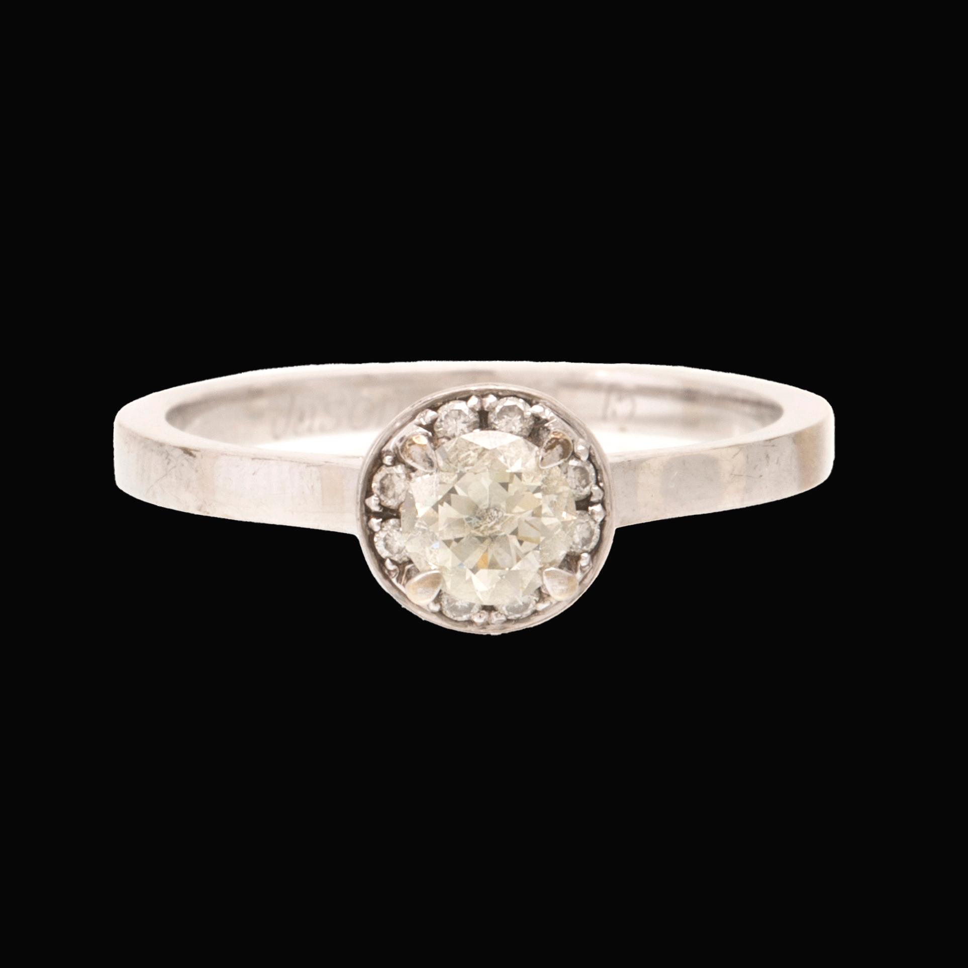 An 18K white gold ring set with round brilliant-cut diamonds.