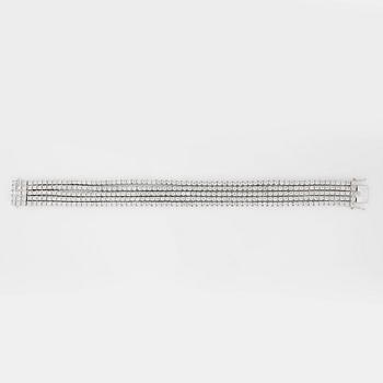 ARMBAND med fem rader av briljantslipade diamanter, totalt 13.57 ct enligt gravyr.