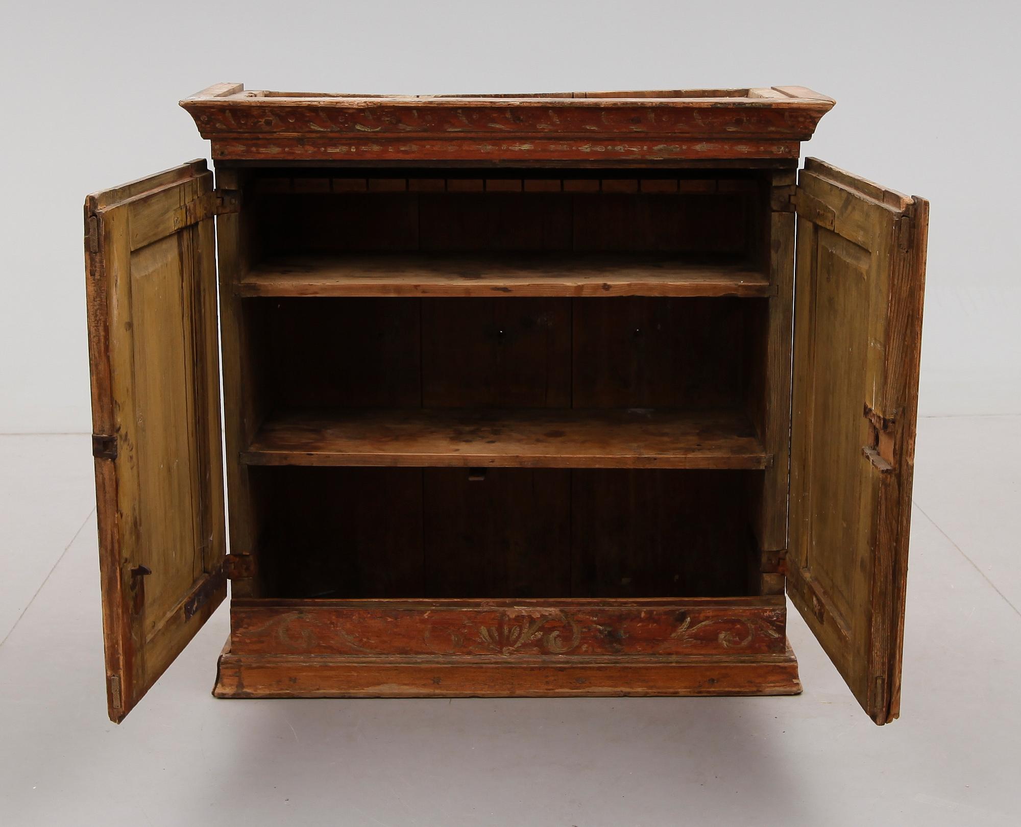 HÄNGSKÅP, allmoge, daterat 1817.