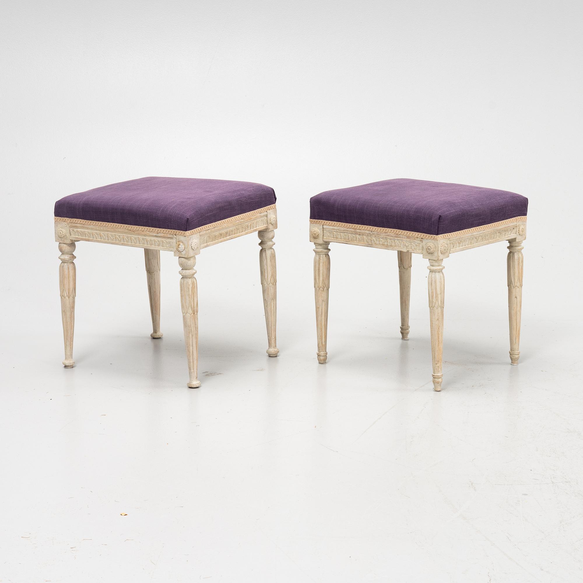 Taburetter, 2st, snarlika, gustavianska, omkring 1800.