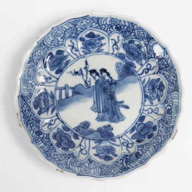 Koppar, två stycken, samt fat, porslin, Kina, Qingdynastin, Kangxi (1662-1722).