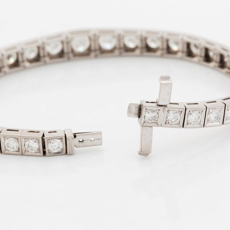 An 18K white gold bracelet set with round brilliant-cut diamonds.