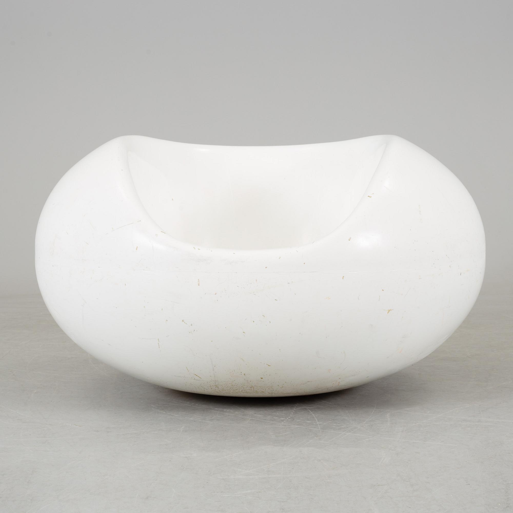 EERO AARNIO, KANTARELLIPÖYTÄ, 1966, Asko Oy. PASTILLI. Valmistanut Asko tai Adelta. Suunniteltu 1962.