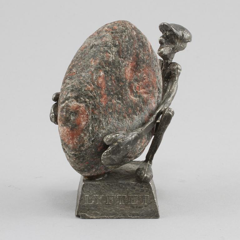 SKULPTUR, tenn och sten, "Lyftet", Henry Gustafsson, Vimmerby Tenn, signerad.