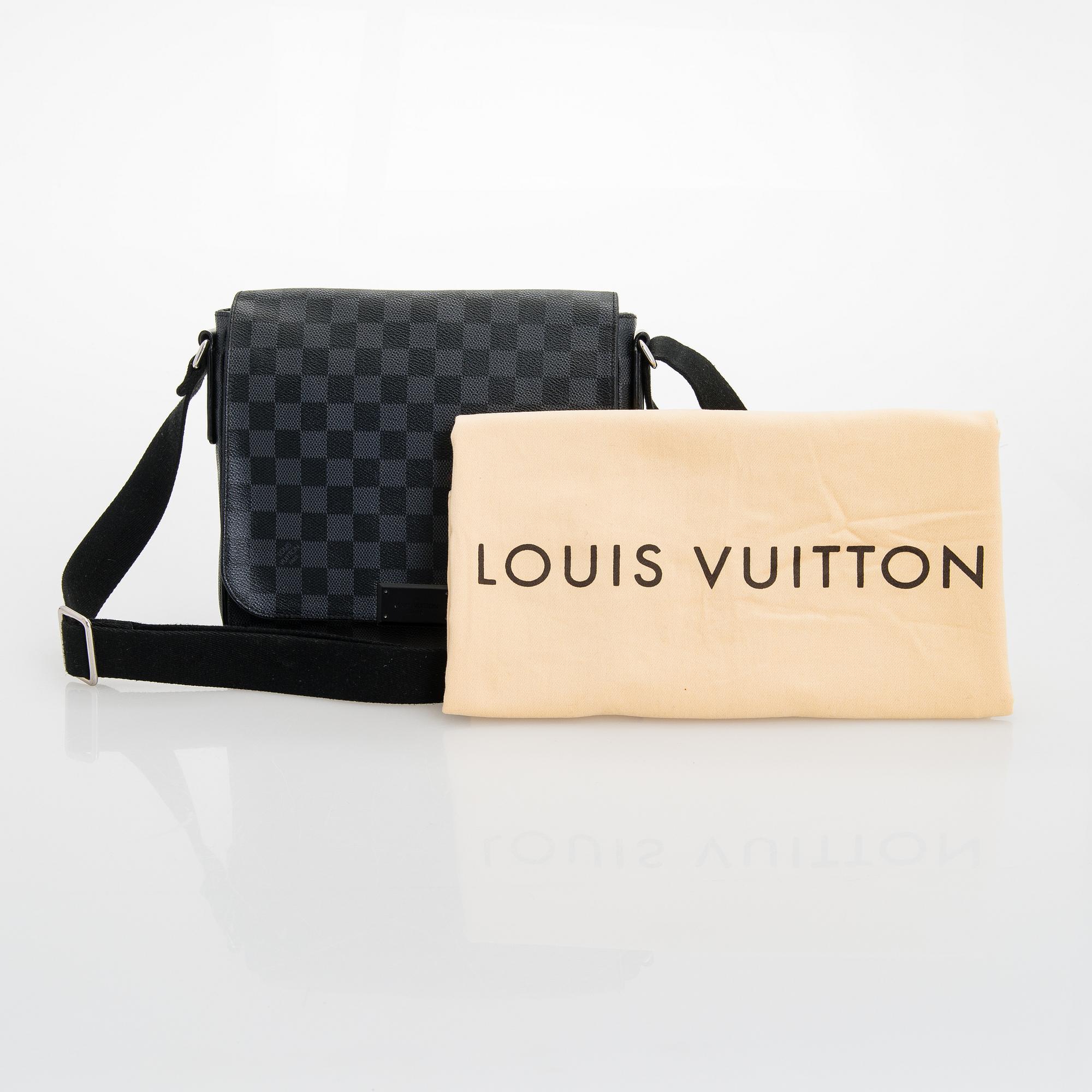 Louis Vuitton, "District PM Messenger", väska.