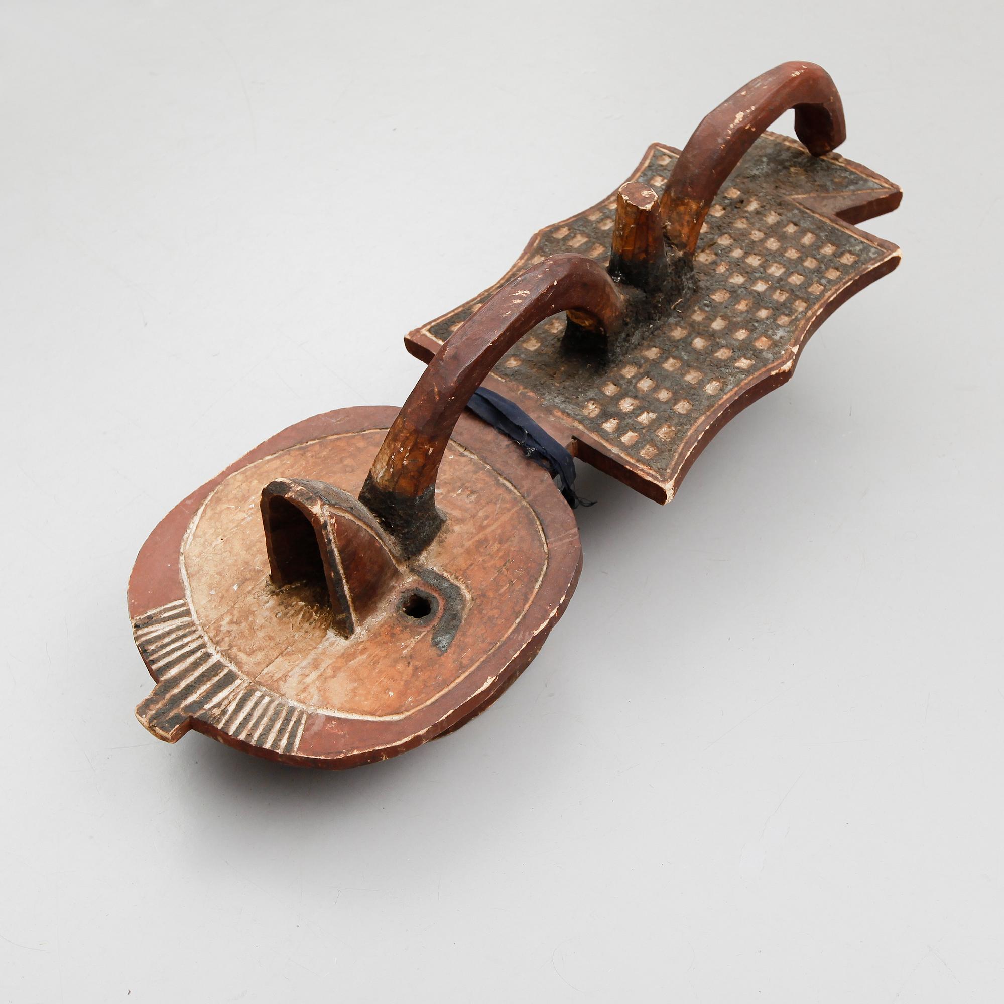 MASK, skuret och målat trä, Burkina Faso, Afrika.