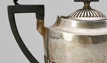 TEKANNOR, 2 st, silver, nyrokoko resp empir, London resp Sheffield, England, 1800-tal. Tot vikt ca 707 g.