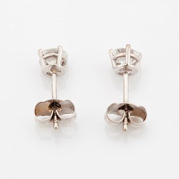 Örhängen med briljantslipade diamanter.