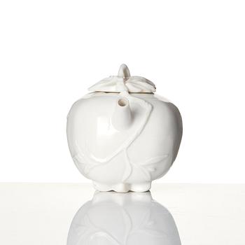 A blanc de chine tea pot with cover, Qing dynasty, Kangxi (1662-1722).