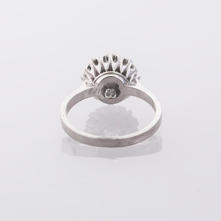 RING, 18K vitguld med briljantslipade diamanter, enligt gravyr 0.81 ct. Ragner Lennart, Göteborg, 1974.