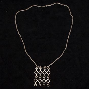 HALSSMYCKEN, 2 st, ARMBAND samt ÖRHÄNGEN, ett par, Kultateollisuus, Åbo 1967 och 1974. Tot. vikt ca 65 g.