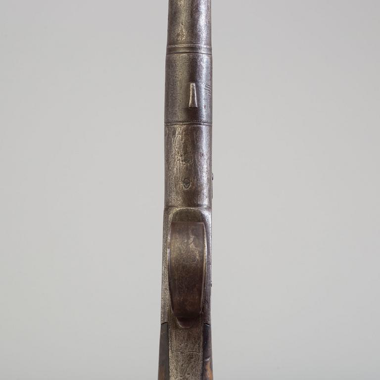 FLINTLÅSPISTOLER, 1 par, brittiska, av Queen Anne-typ, signerade Barker, 1700-talets andra hälft.