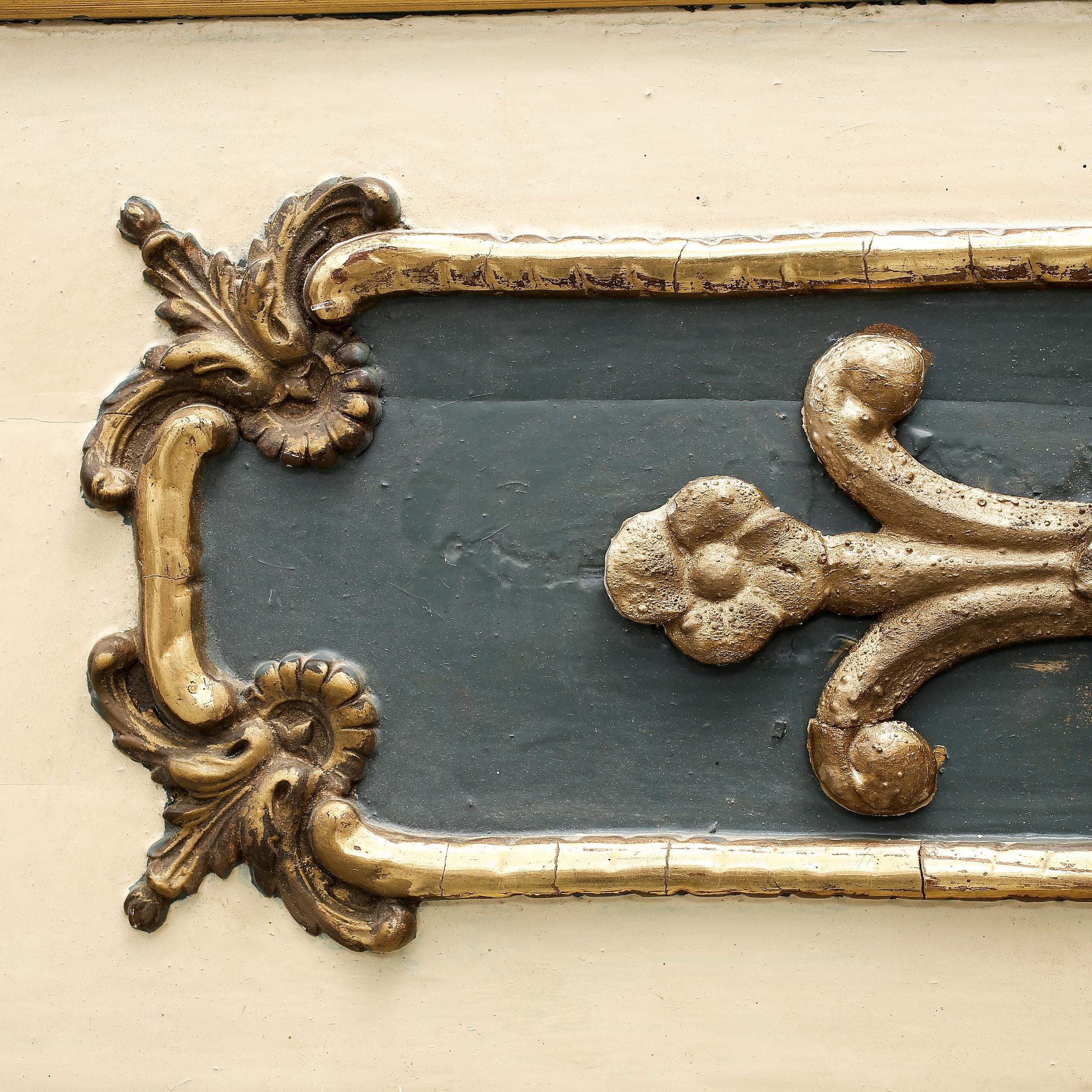 DÖRRÖVERSTYCKE, trä, senempire/nyrokoko, 1800-talets mitt.