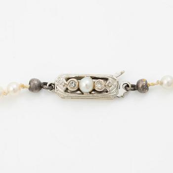 Pärlcollier, doserade odlade pärlor, med lås i 18K guld med små diamanter.