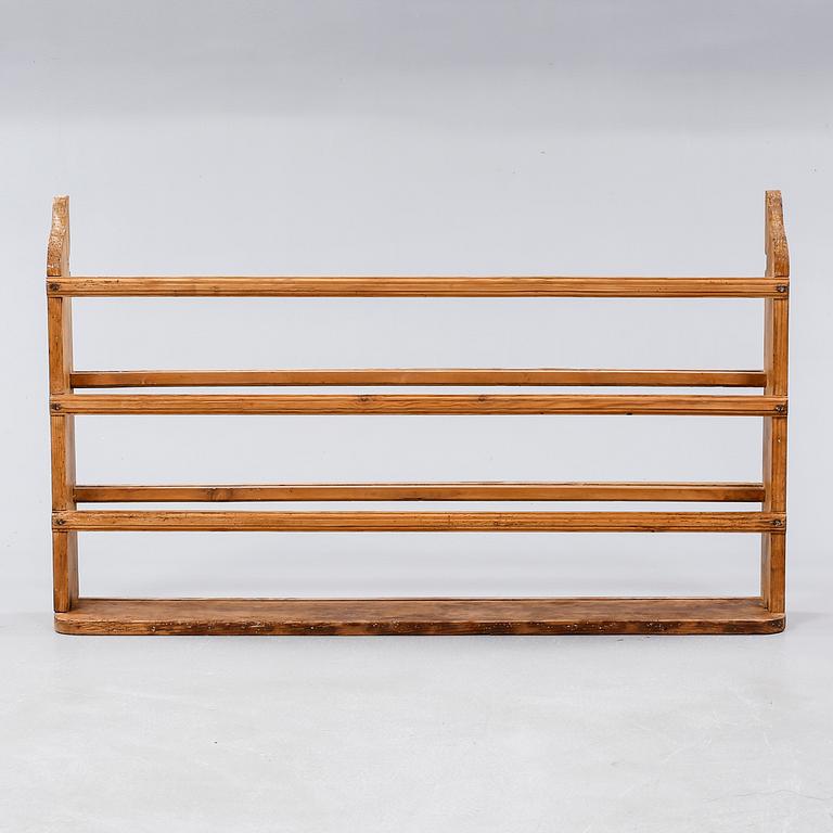 A shelf for plates, around the year 1900.