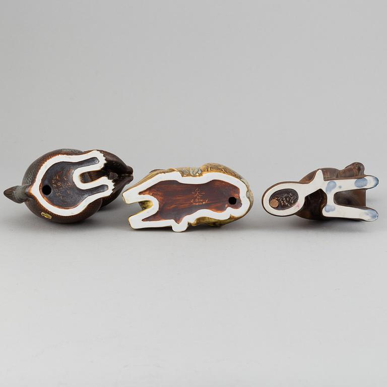 GUNNAR NYLUND, a set of three stroneware figurines, a squirrel, a kangaroo and a giraffe, Rörstrand, Sweden.