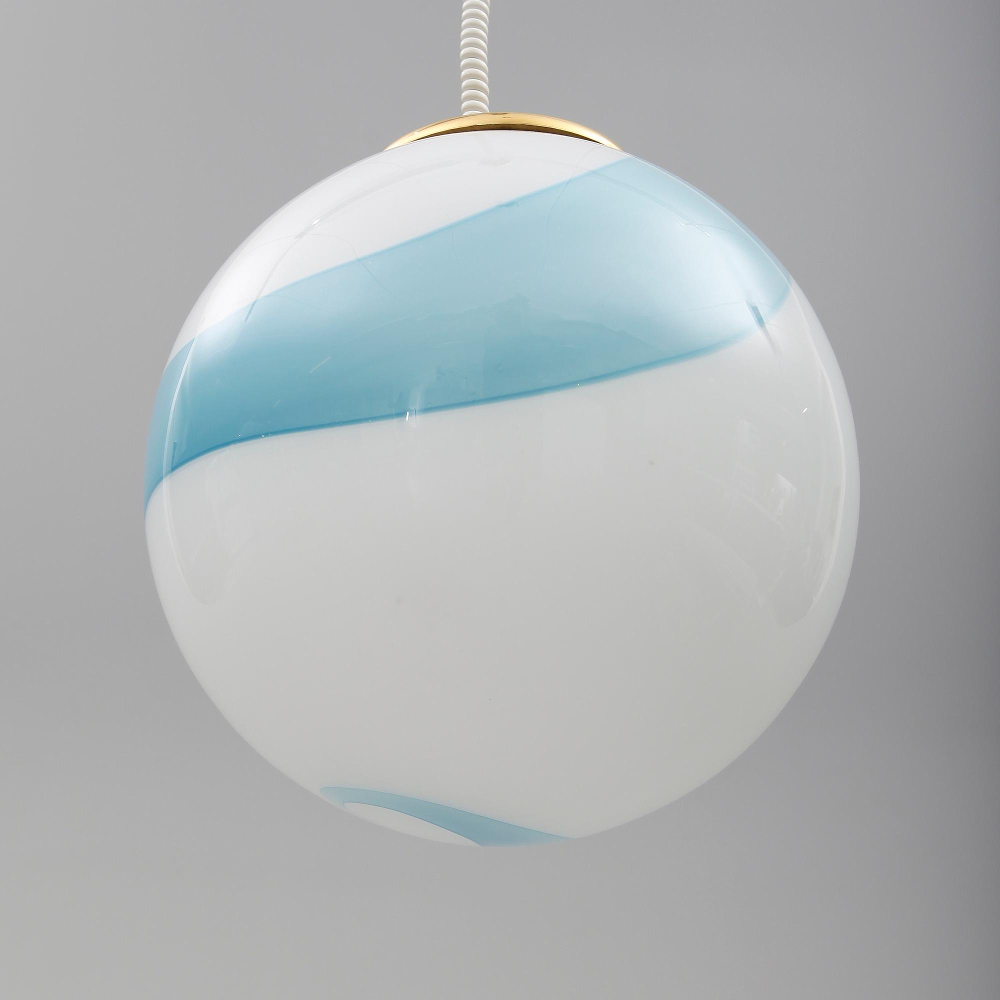 TAKLAMPA, märkt Murano Glass, Italy, 1900-talets andra hälft. Diameter ca 35 cm.