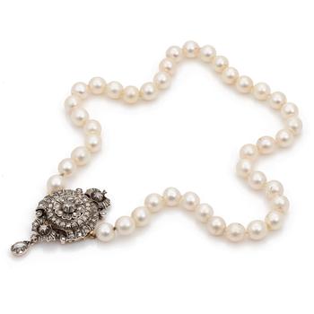 A cultured saltwater pearl necklace with a clasp, set with rose cut diamonds. Pearls ca Ø 9 mm.