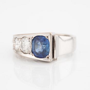 Ring, Lantz, 18K vitguld med safir och briljantslipade diamanter.