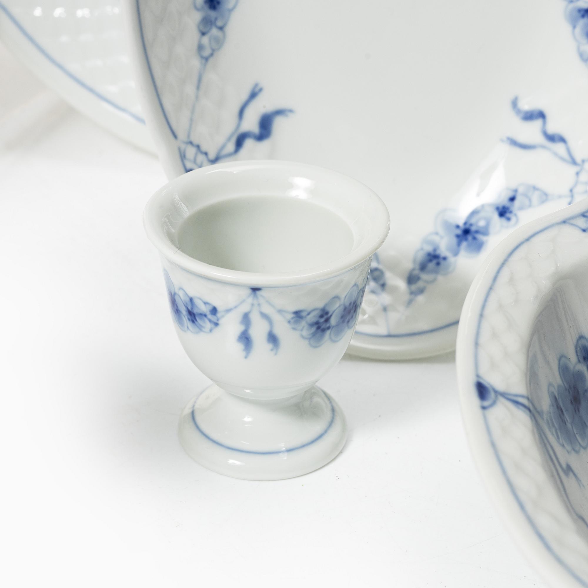 Bing & Grøndahl, "Empire", dining and coffee service, 89 pieces.