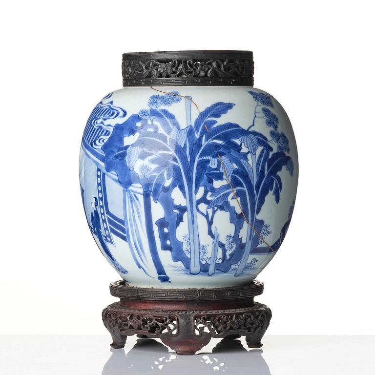 Urna, porslin. Qingdynastin, Kangxi (1662-1722).