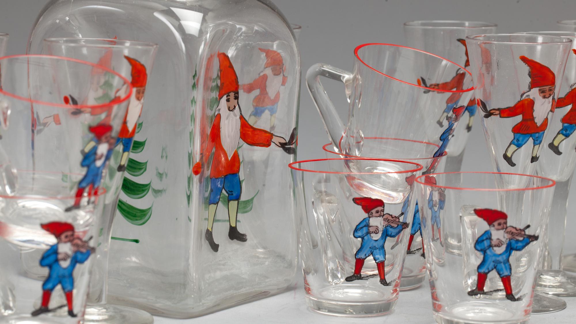 SNAPS- och GLÖGGSERVIS, glas, 19 delar, Tomtemotiv, 1900-talets första hälft/mitt.