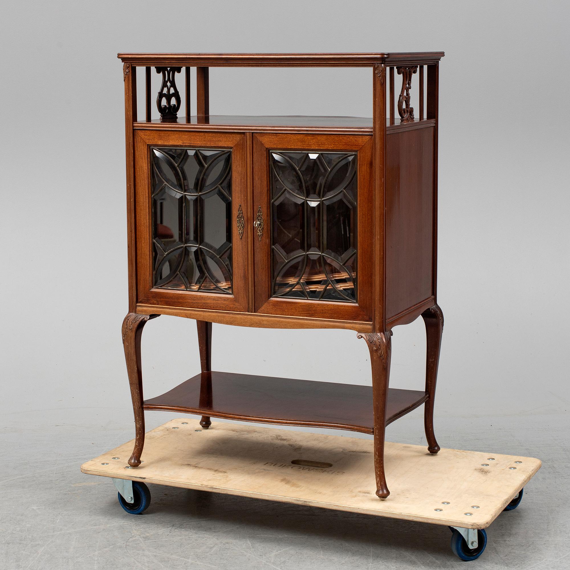 An early 20th Century art noveau cabinet by Myrstedt & Stern.