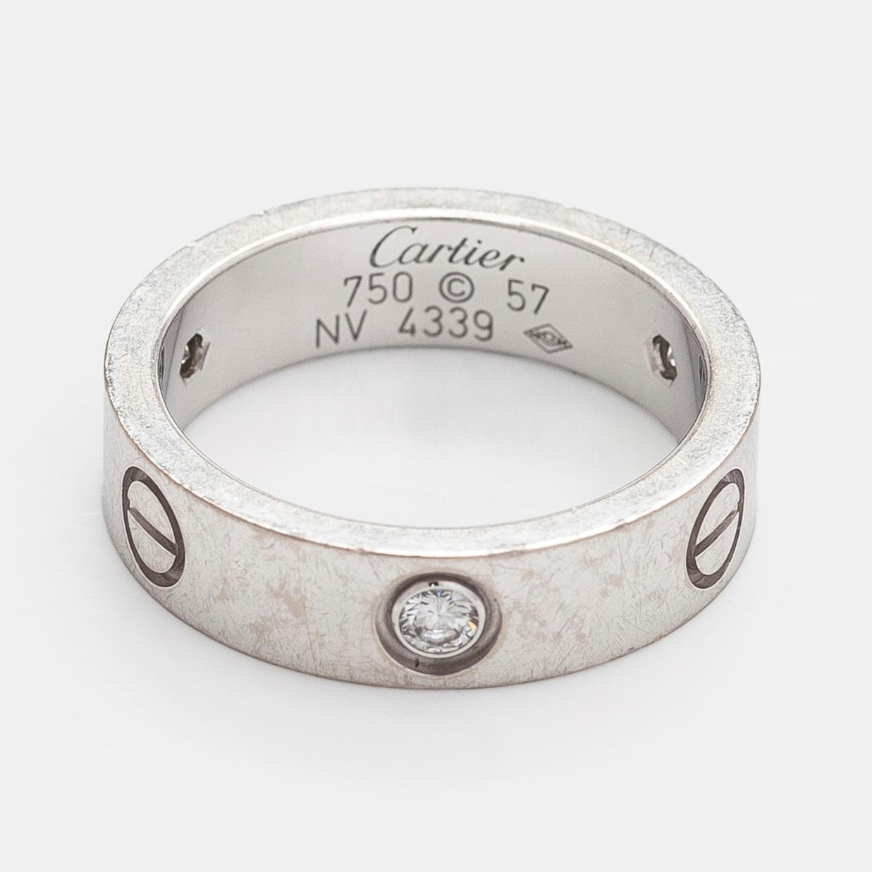 Cartier, sormus, "Love", 18K valkokultaa ja kolme briljanttihiottua timanttia.