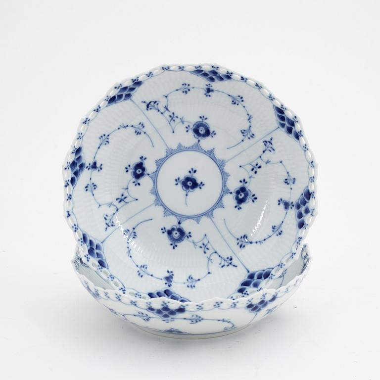 Matservis, 107 delar, porslin, "Musselmalet", Royal Copenhagen, Danmark.