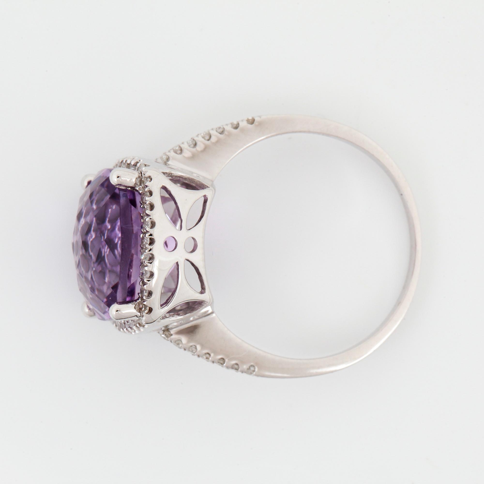 RING, 14K vitguld med ametist 3,85 ct och diamanter tot ca 0,30 ct. Vikt 4 gram.