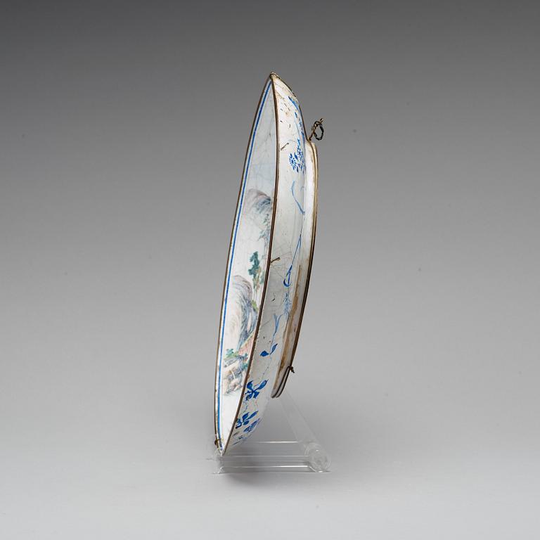 FAT, emalj på koppar. Qingdynastin, omkring 1700, signerad av Zhuju Zhuren, troligen Shen Cunzhou (1629-1709).