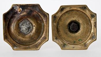 LJUSSTAKAR, ett par, mässing. Barock, 1700-tal.