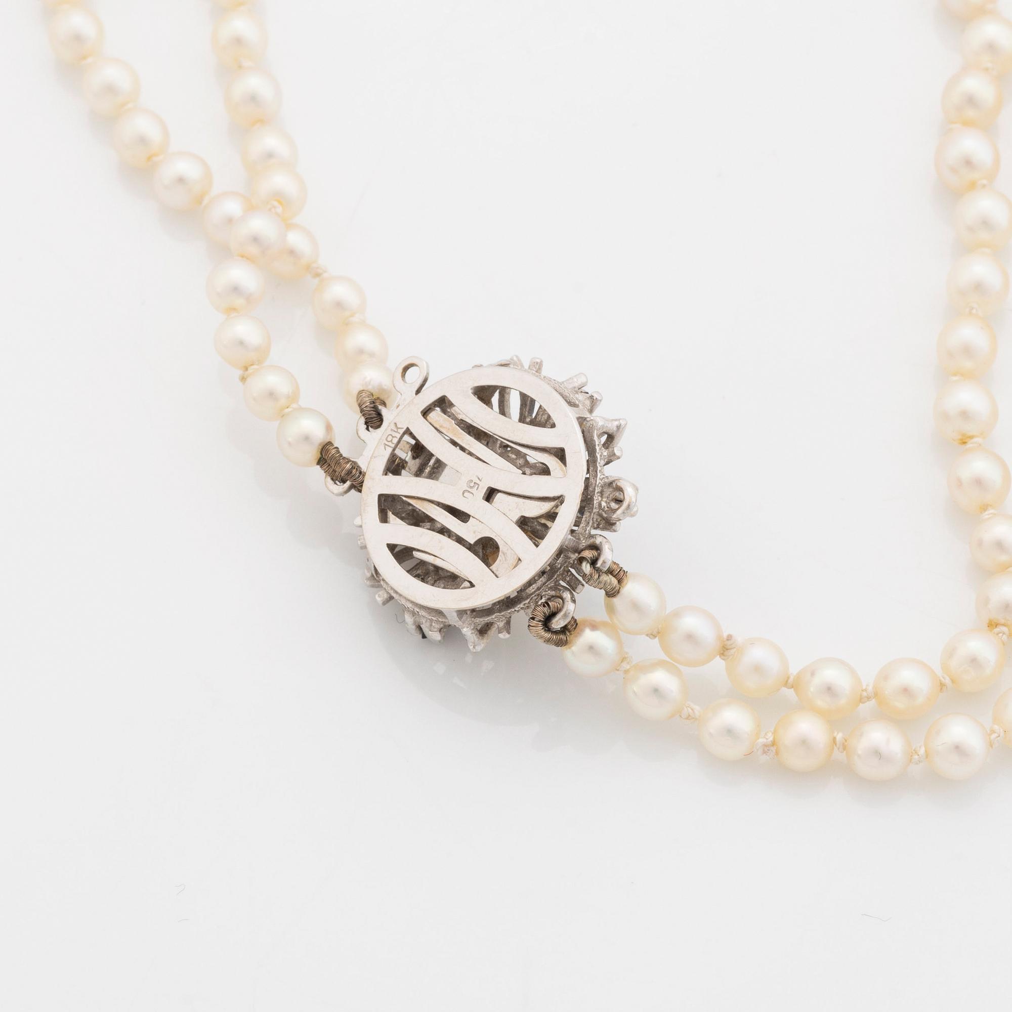 Cultured pearl necklace, clasp 18K white gold.