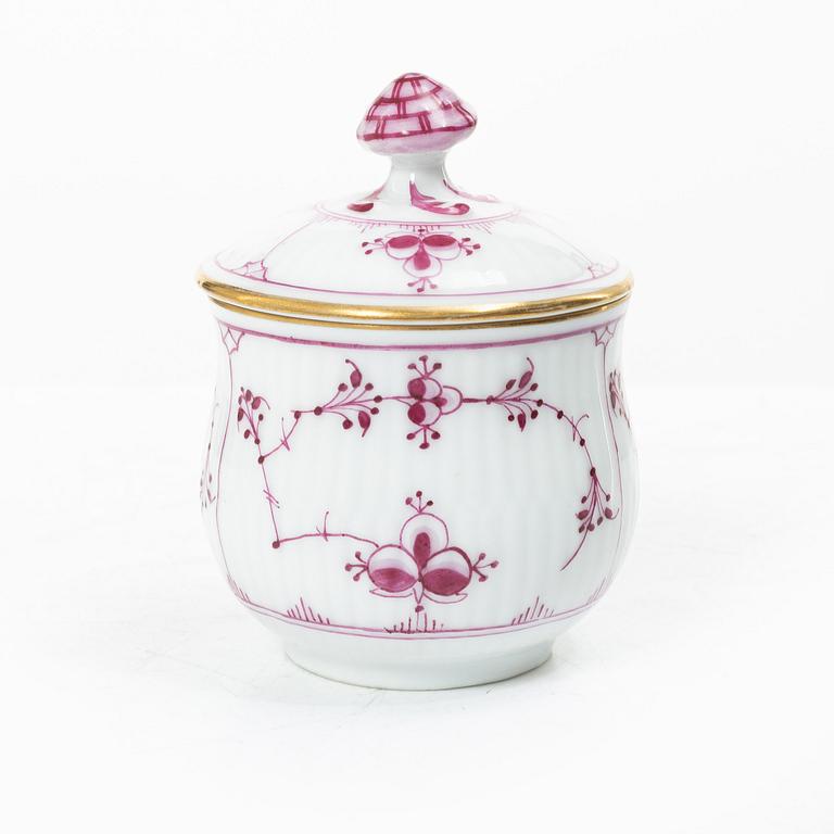 Royal Copenhagen, Cremekopp med lock, porslin, ’Ruby red’, röd Musselmalet (ruby fluted), omkring 1900.