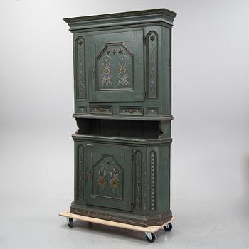 A painted cabinet from Hälsingland, possibly from the first half of the 19th century.