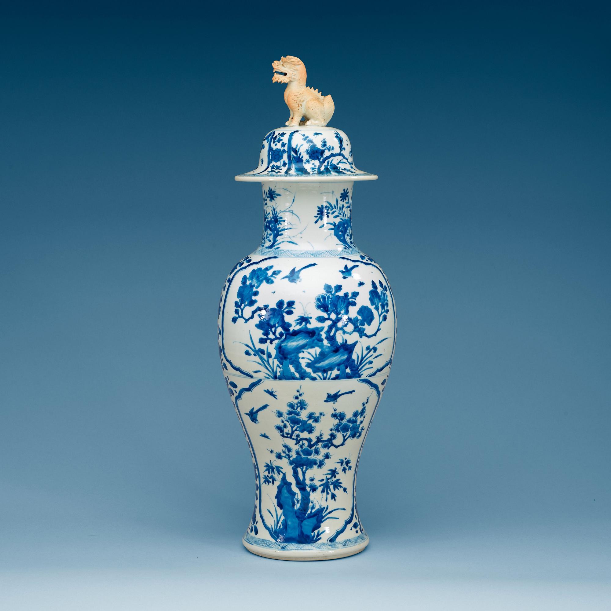 A large blue and white vase, Qing dynasty, Kangxi (1662-1722).