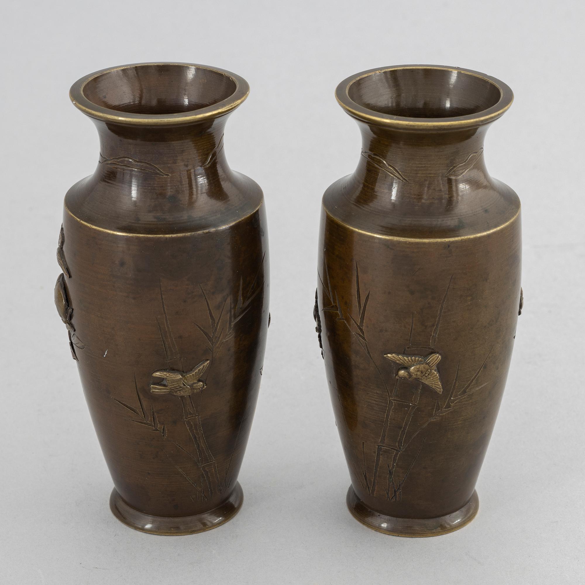 Vaser, ett par, brons, Japan, Meiji (1868-1912).