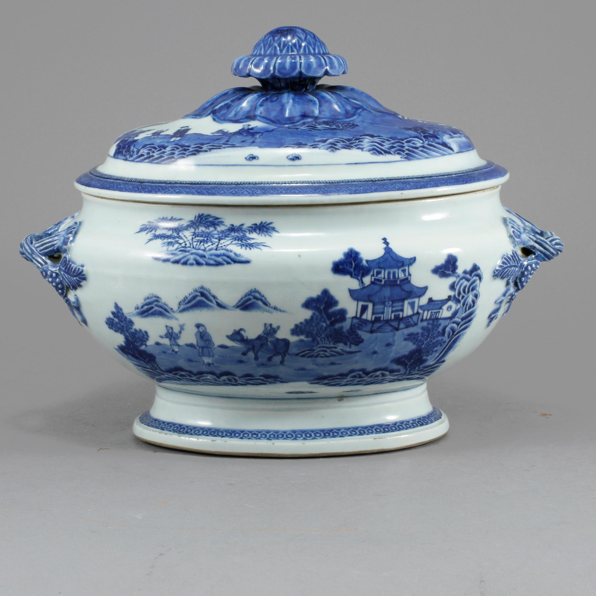 TERRIN, porslin, Kina, omkring år 1800.