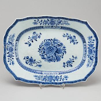 A Qianlong porcelain platter and seven 19th century dishes, Qing dynasty.