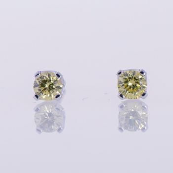 ÖRHÄNGEN, 14K vitguld, naturliga ljusgröna, briljantslipade diamanter tot. 0,36 ct. Vikt 1,7 g.