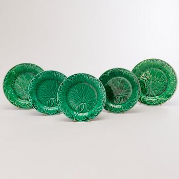 WEDGWOOD TALLRIKAR 3 st, majolika, och två stycken snarlika.