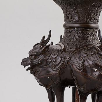 RÖKELSEKAR/PAGOD omgjord till BORDSLAMPA, brons. Japan, 1900-tal.