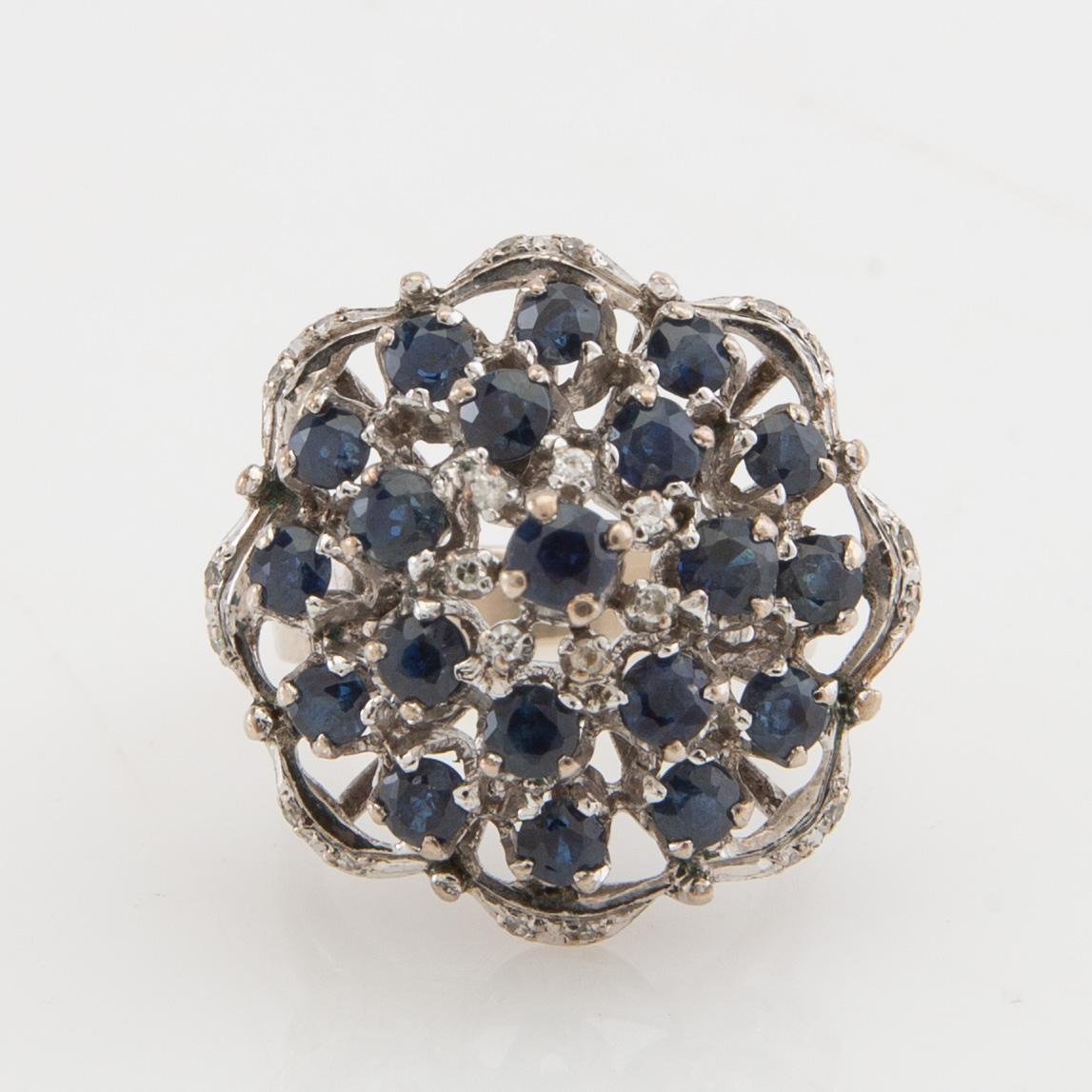 Ring 8K white gold with diamonds and sapphires.