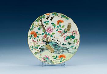 1450. A lobed famille rose dish, Qing dynasty with Jiaqing´s seal mark, 19th Century.