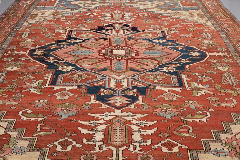 A CARPET, an antique Heriz, ca 479-491 x 310-327 cm.