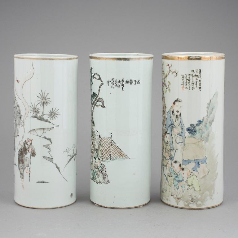 PENSELVASER, porslin, 3 st, 1900-tal, Kina.