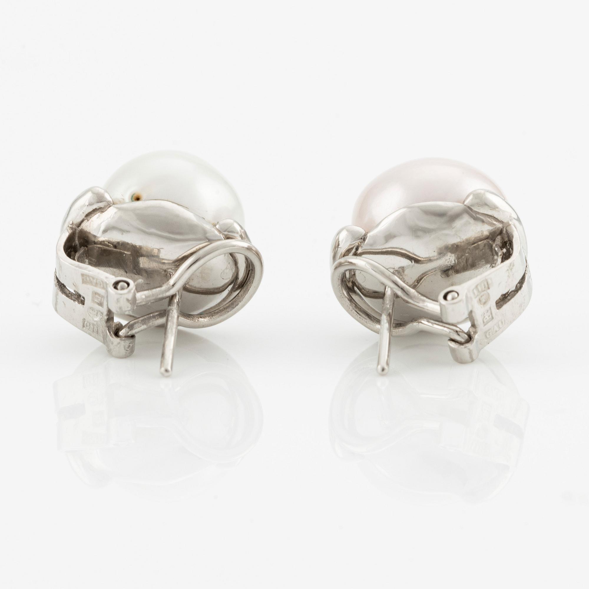Gaudy ett par örhängen med påhängen platina med odlade pärlor och runda briljantslipade diamanter.